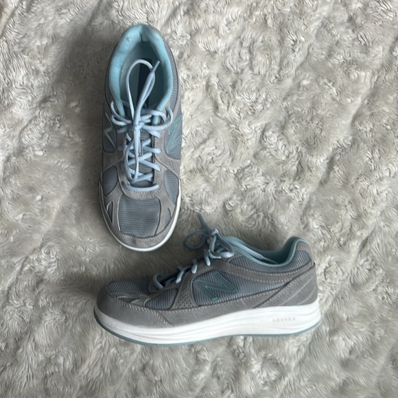 New Balance 877 gray and light blue women’s walking sneaker size 8.5 - Picture 2 of 4